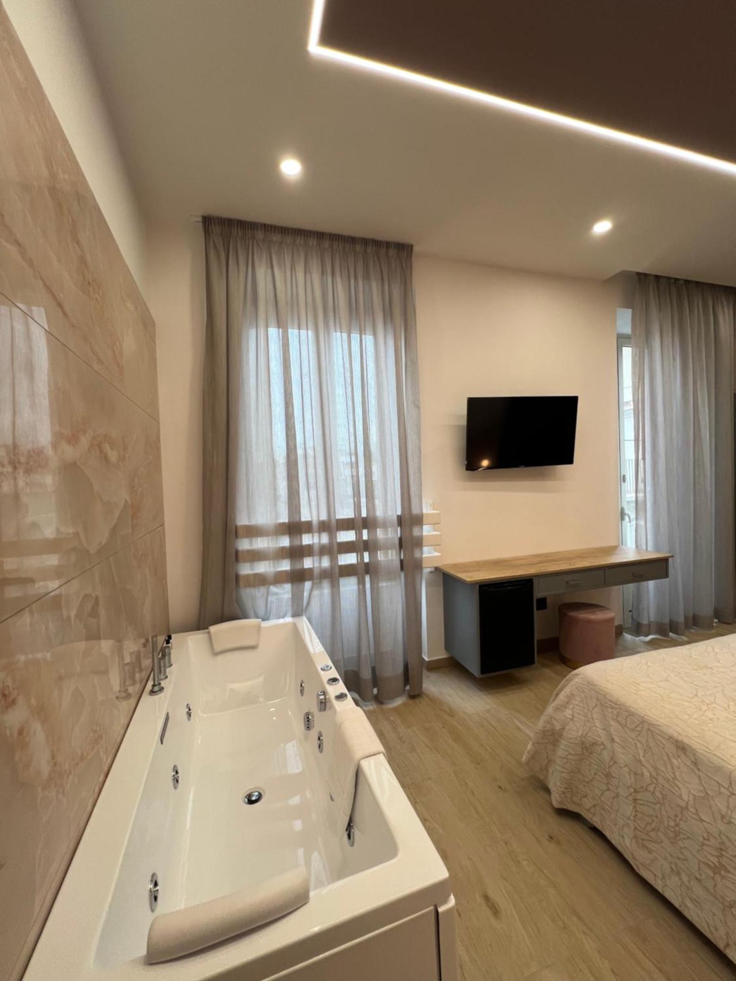 Relais Piazza Del Plebiscito B&B Napoli Bagian luar foto